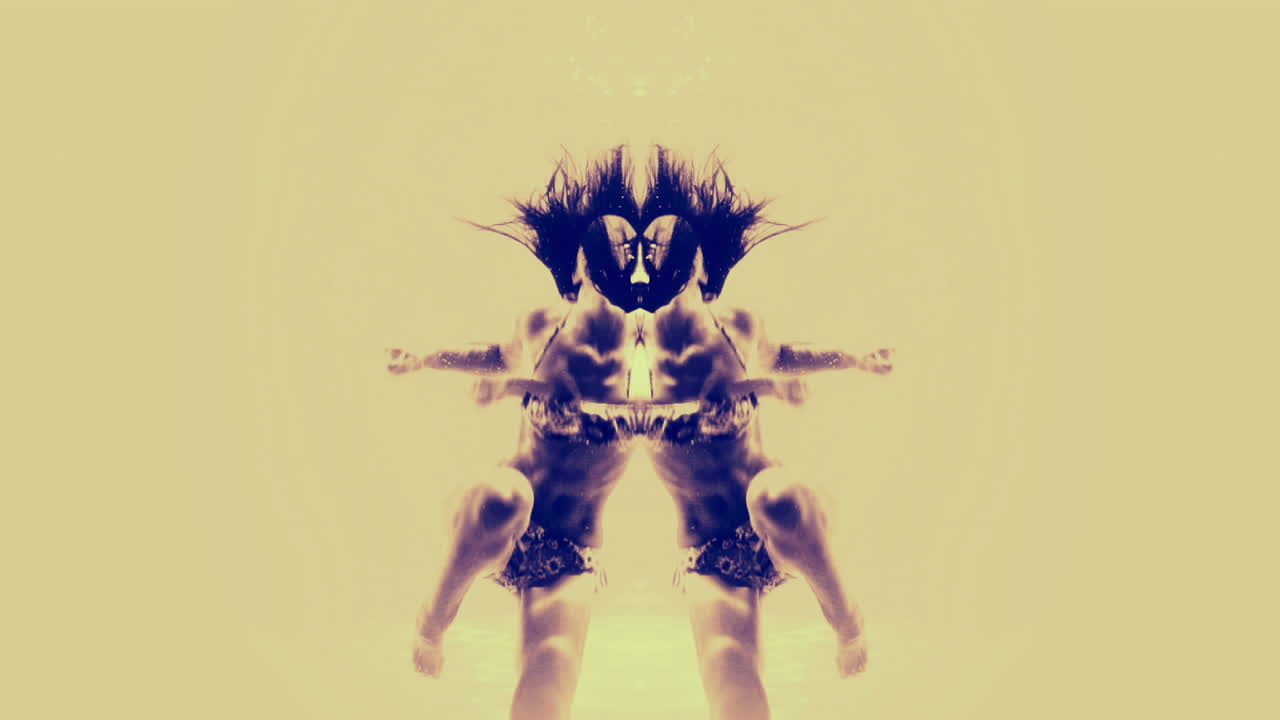 mujer en bikini buceando en la imagen del espejo de la piscina