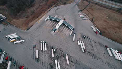 Vista-Del-Estacionamiento-De-La-Estación-De-Combustible-De-La-Parada-De-Camiones