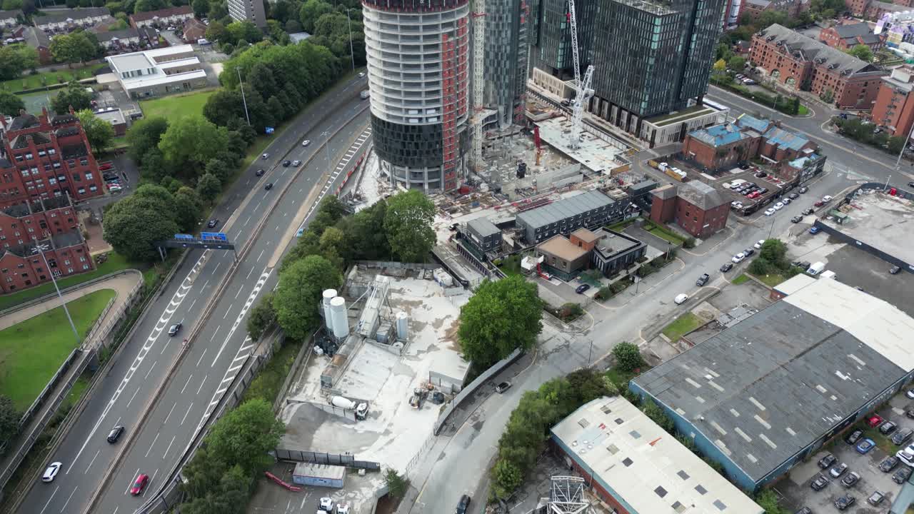vuelo aéreo de aviones no tripulados a lo largo de la mancunian way en manchester para revelar nuevos rascacielos en construcción