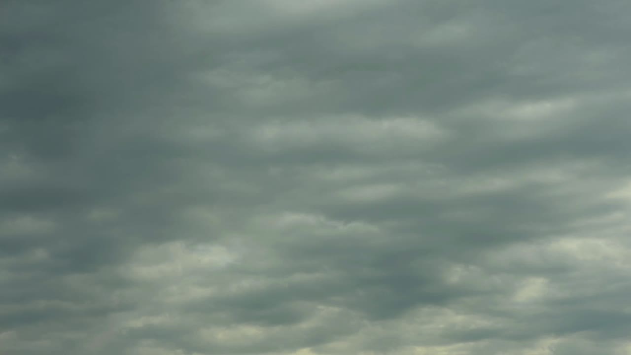 시간의 흐름 어두운 큐러스 구름이 멀리서 물러납니다.