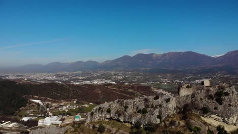 Antigua-Fortaleza-De-Petrela-En-Una-Colina-Rocosa-Sobre-Campos-Y-Pueblos-Cerca-De-La-Capital-De-Tirana