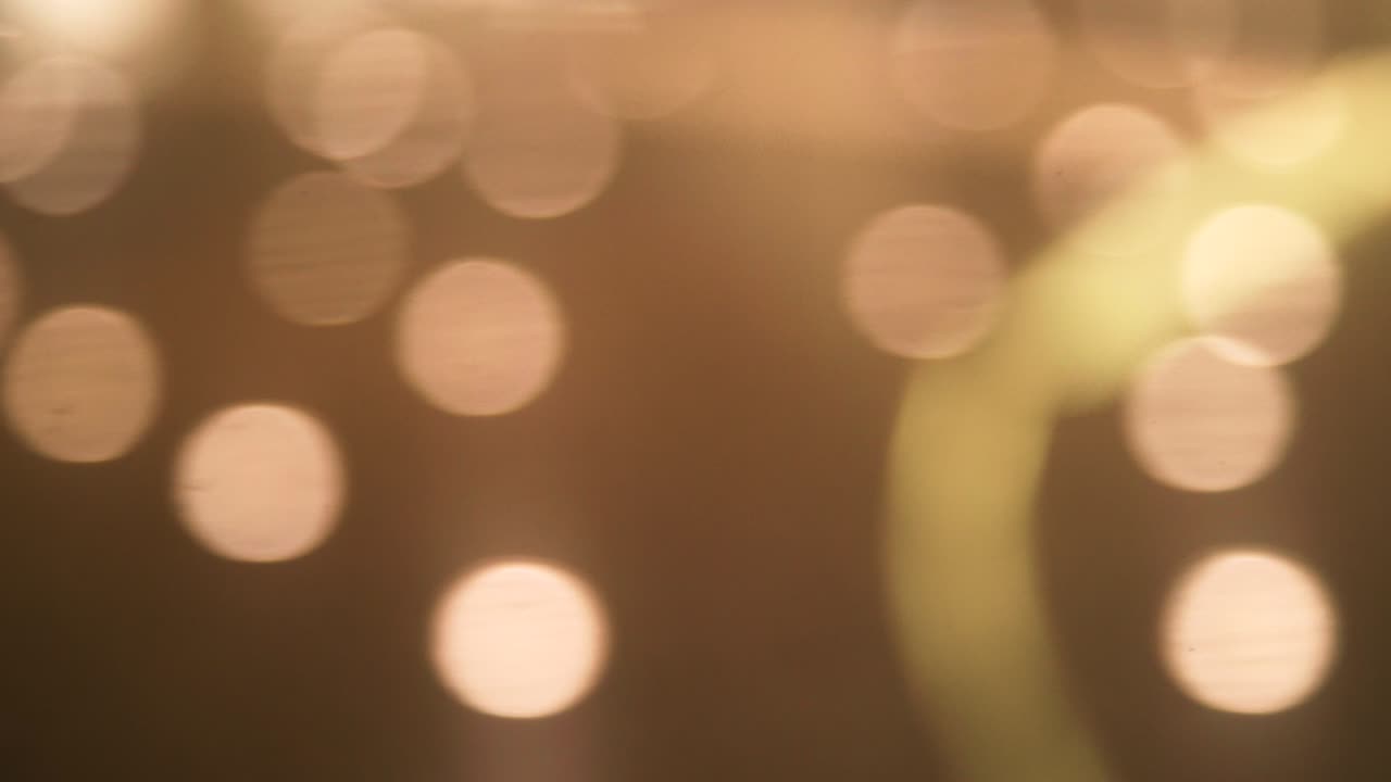 el bokeh desfocado de la iluminación.