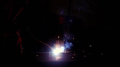 soldador trabajando en una pieza de metal