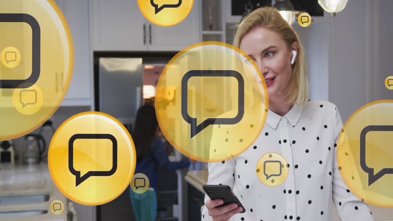 animación de iconos digitales sobre una mujer rubia caucásica hablando en un teléfono inteligente usando auriculares