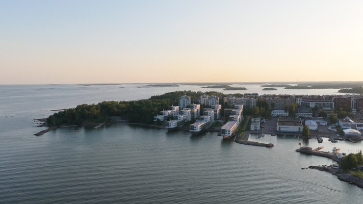 Veduta aerea davanti a condomini sul lungomare, tramonto estivo a Lauttasaari, Helsinki