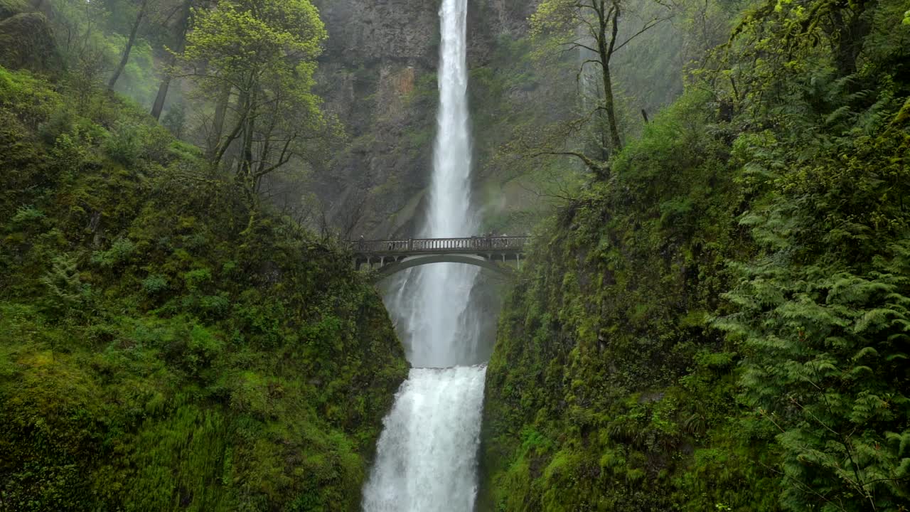 imágenes en cámara lenta de la cascada en el desfiladero del río columbia