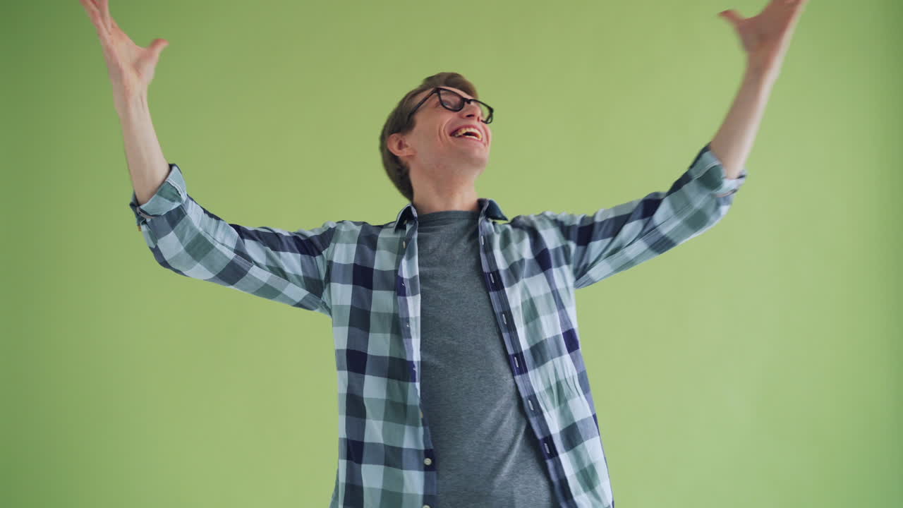 축하하는 행복한 사람