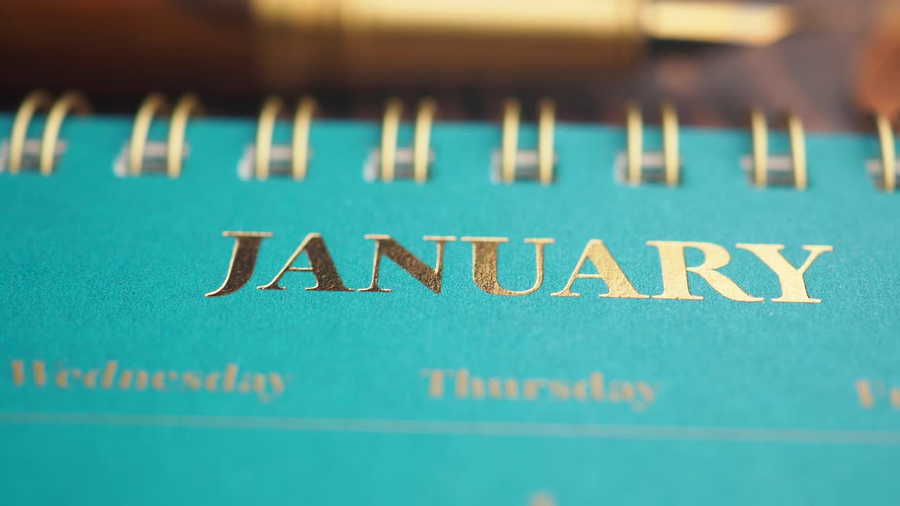 Primo piano del mese di gennaio su un calendario color ottanio con dettagli in lamina d'oro