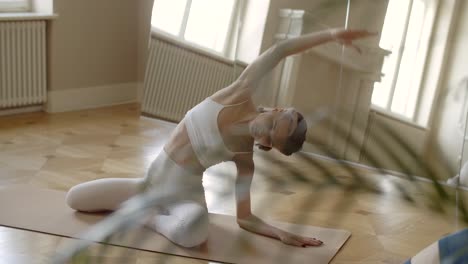 mujeres practicando yoga en un estudio