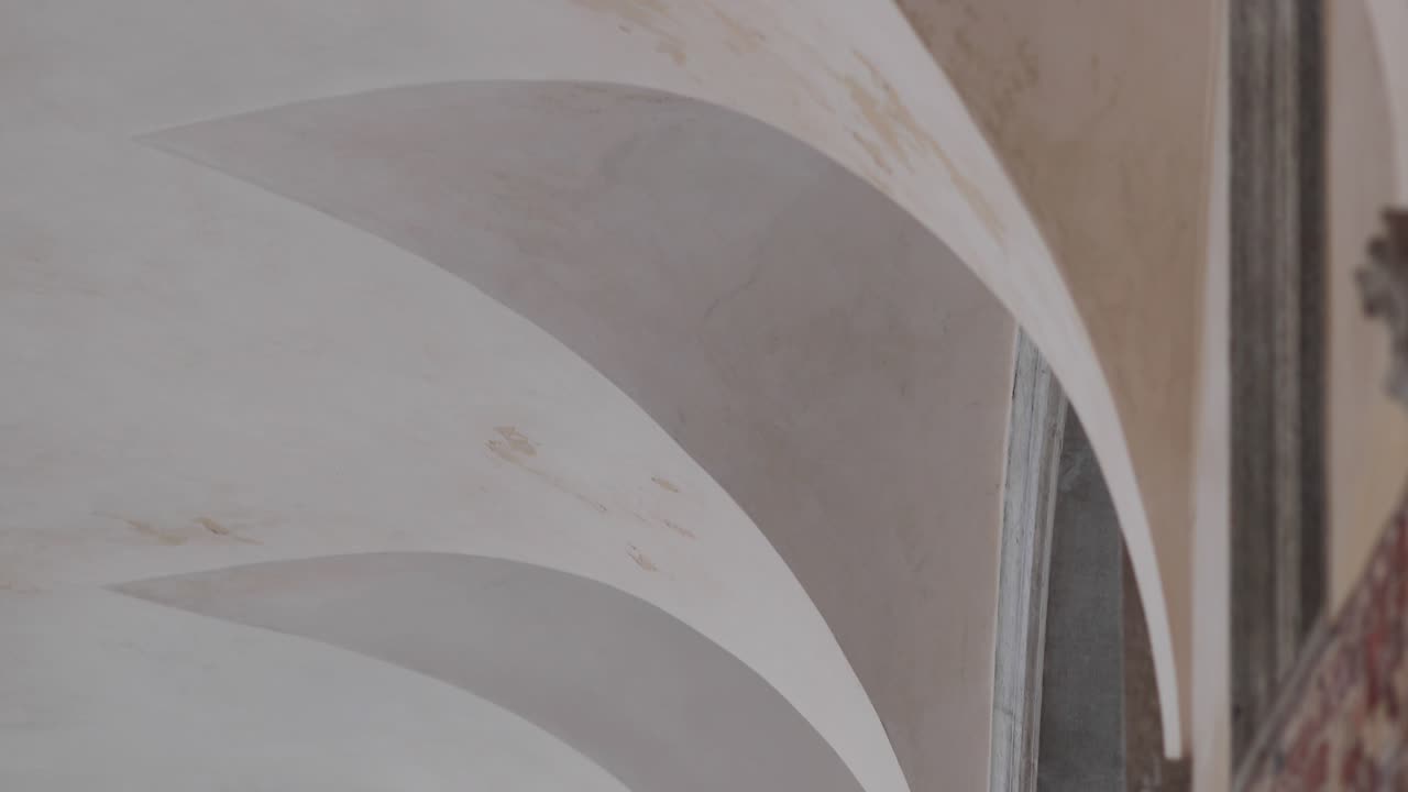 pintura obsoleta del techo y las paredes de un edificio