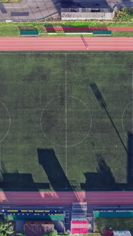 pequeño campo de fútbol al aire libre y pista de aterrizaje vista superior
