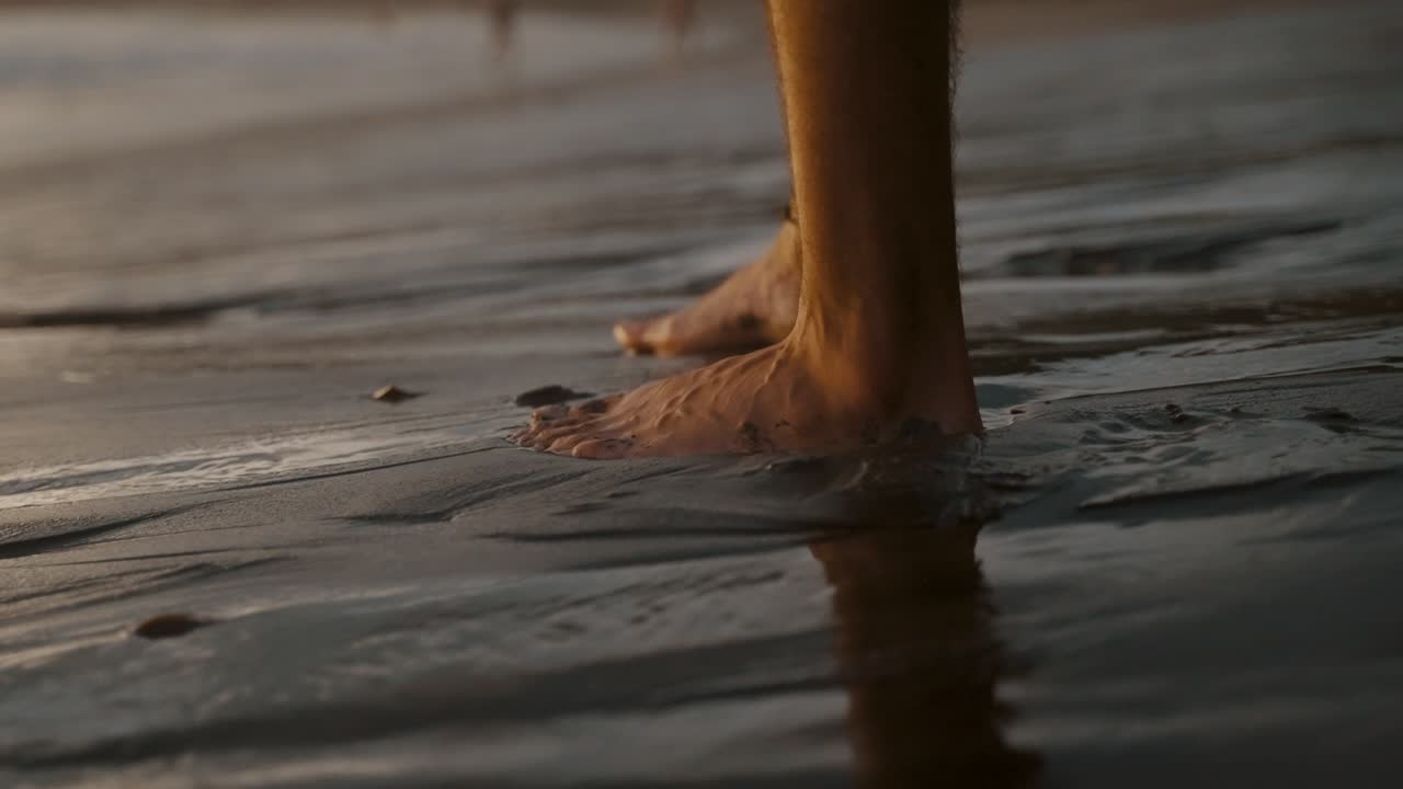 진흙 투성이의 해변에서 남자의 맨발