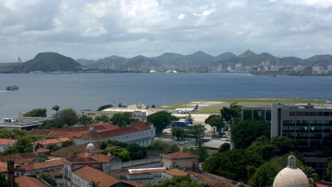 aeropuerto santos dumont en río de janeiro, bahía de guanabara, brasil