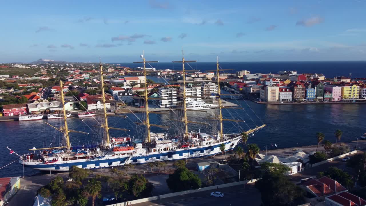 Veliero a 5 alberi ormeggiato nella baia di St. Anna a Curaçao