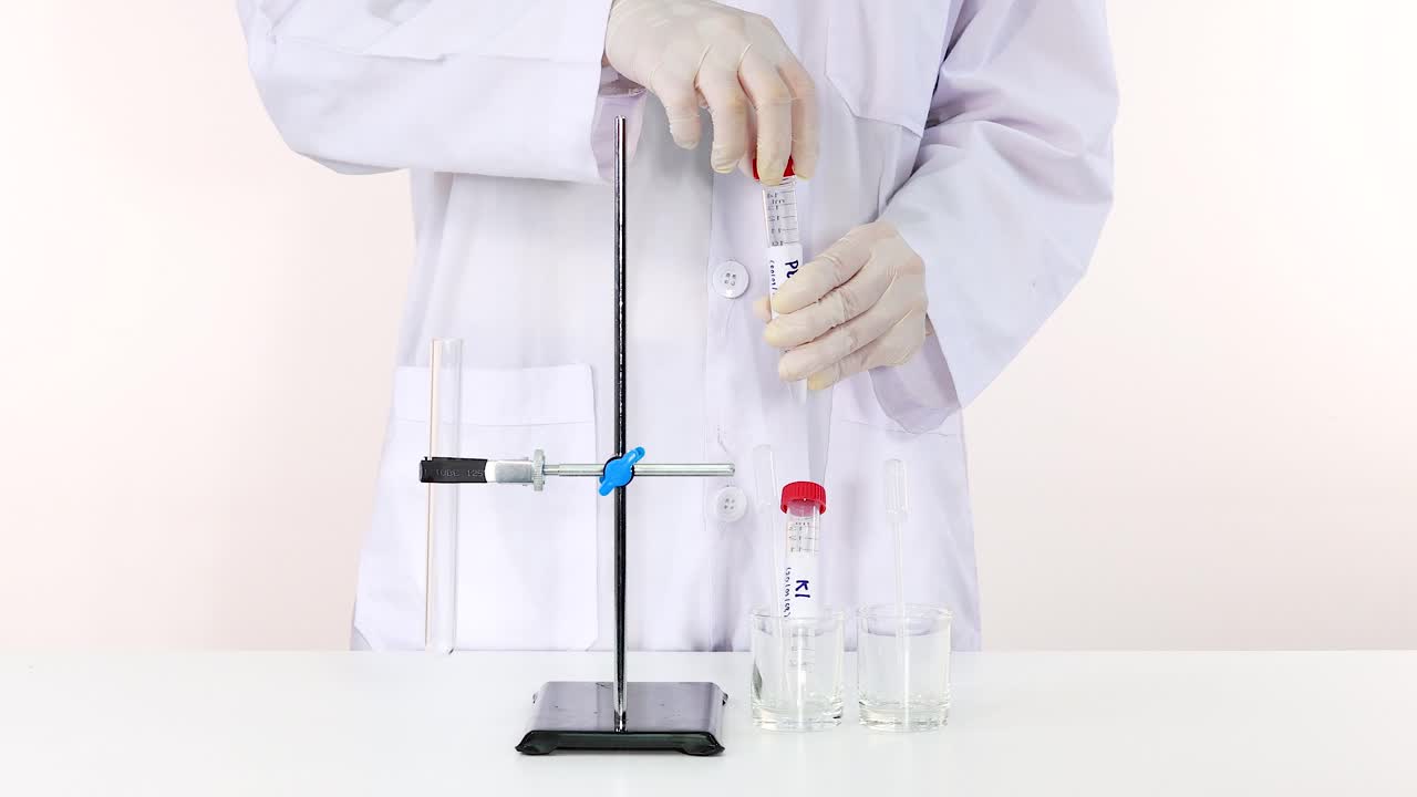 Mixing lead nitrate and potassium iodide solutions