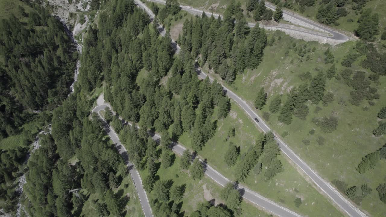 video con drone plano frontal descriptivo sobre subida del paso stelvio