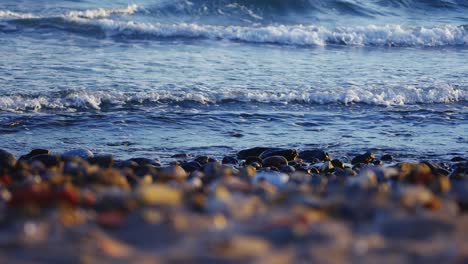 Slow-motion-waves-on-the-rocky-beach