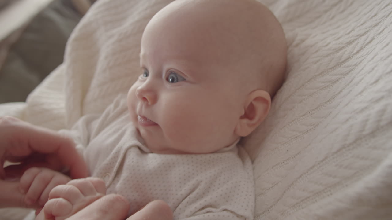 bebé descansando en los brazos