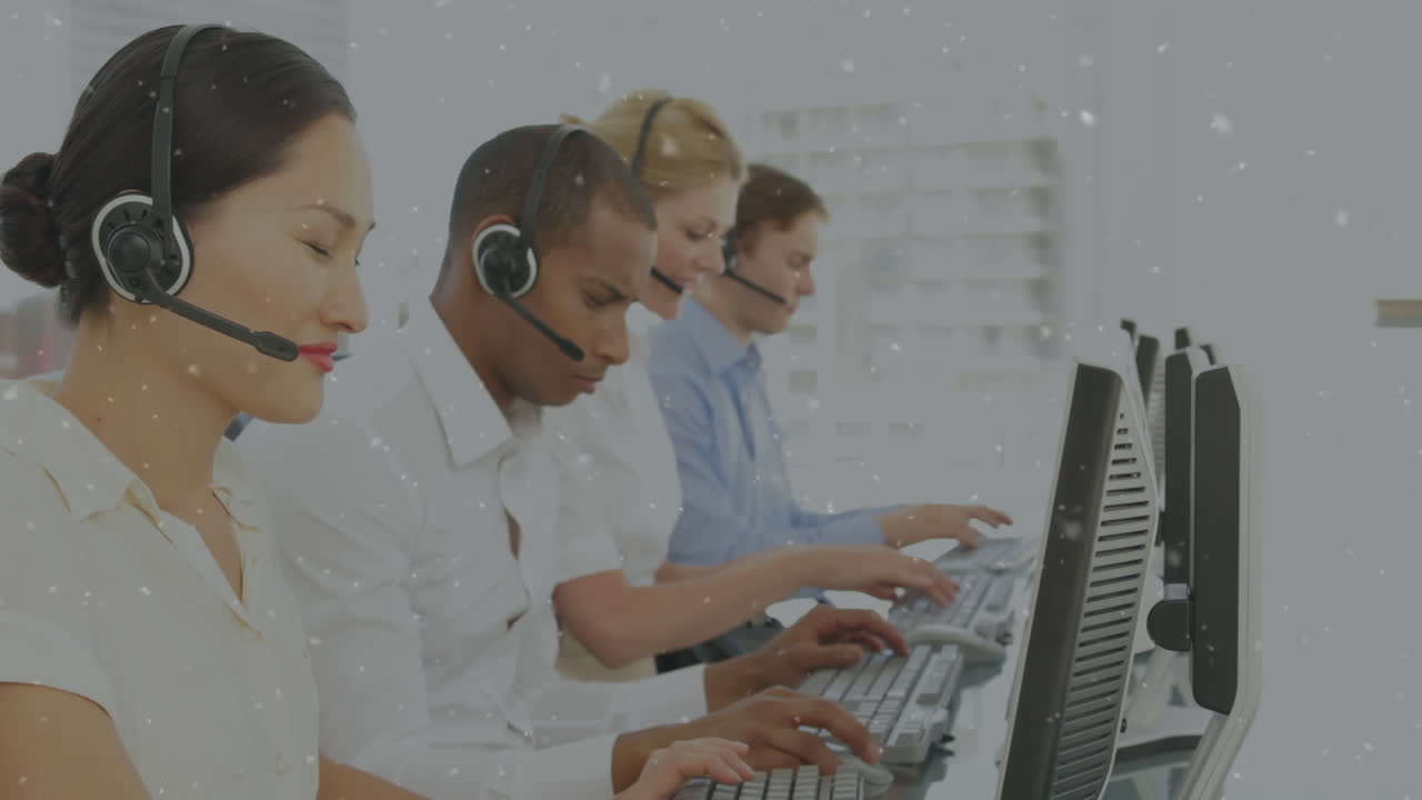 partículas blancas flotando contra el equipo de ejecutivos de atención al cliente que trabajan en la oficina