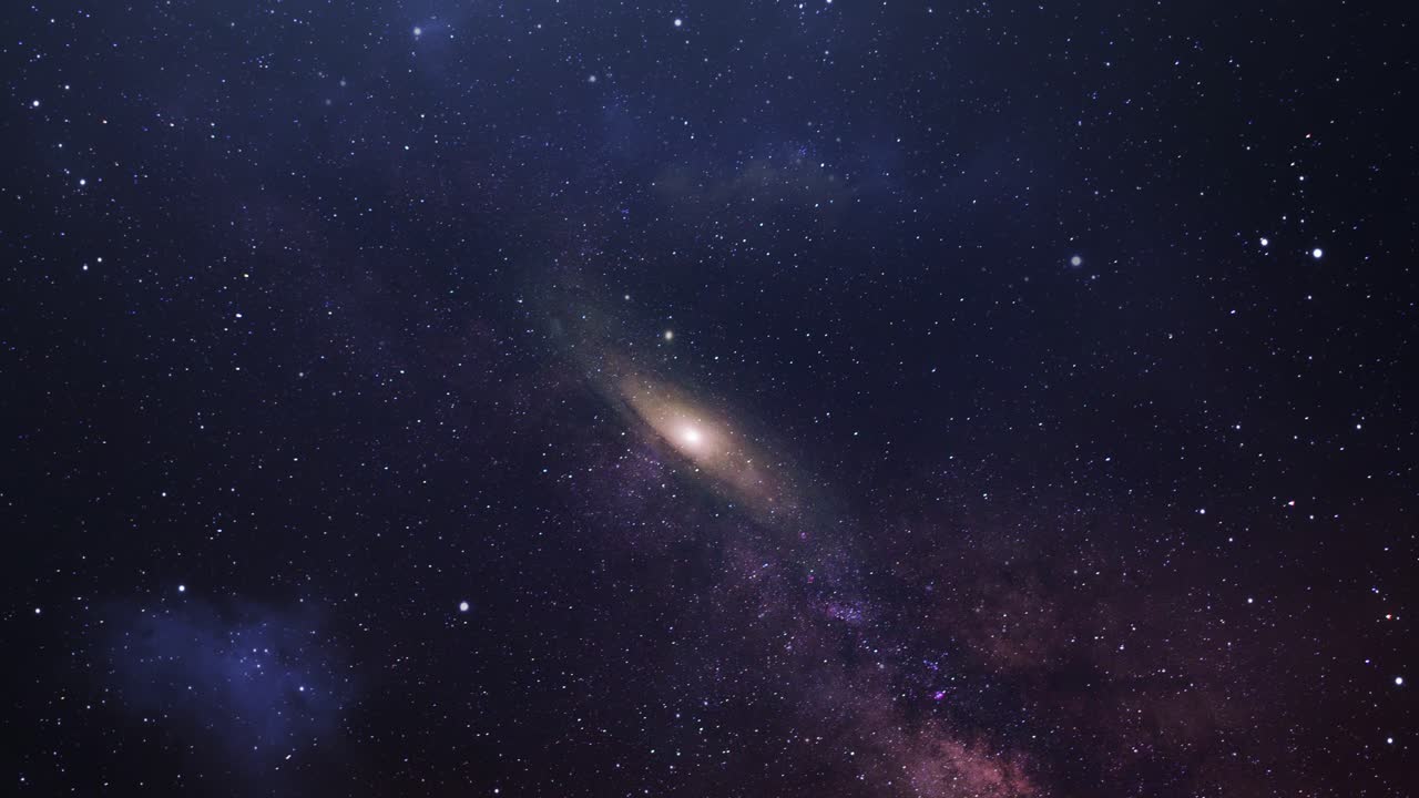 대우주 4k의 성운 중심에 있는 은하