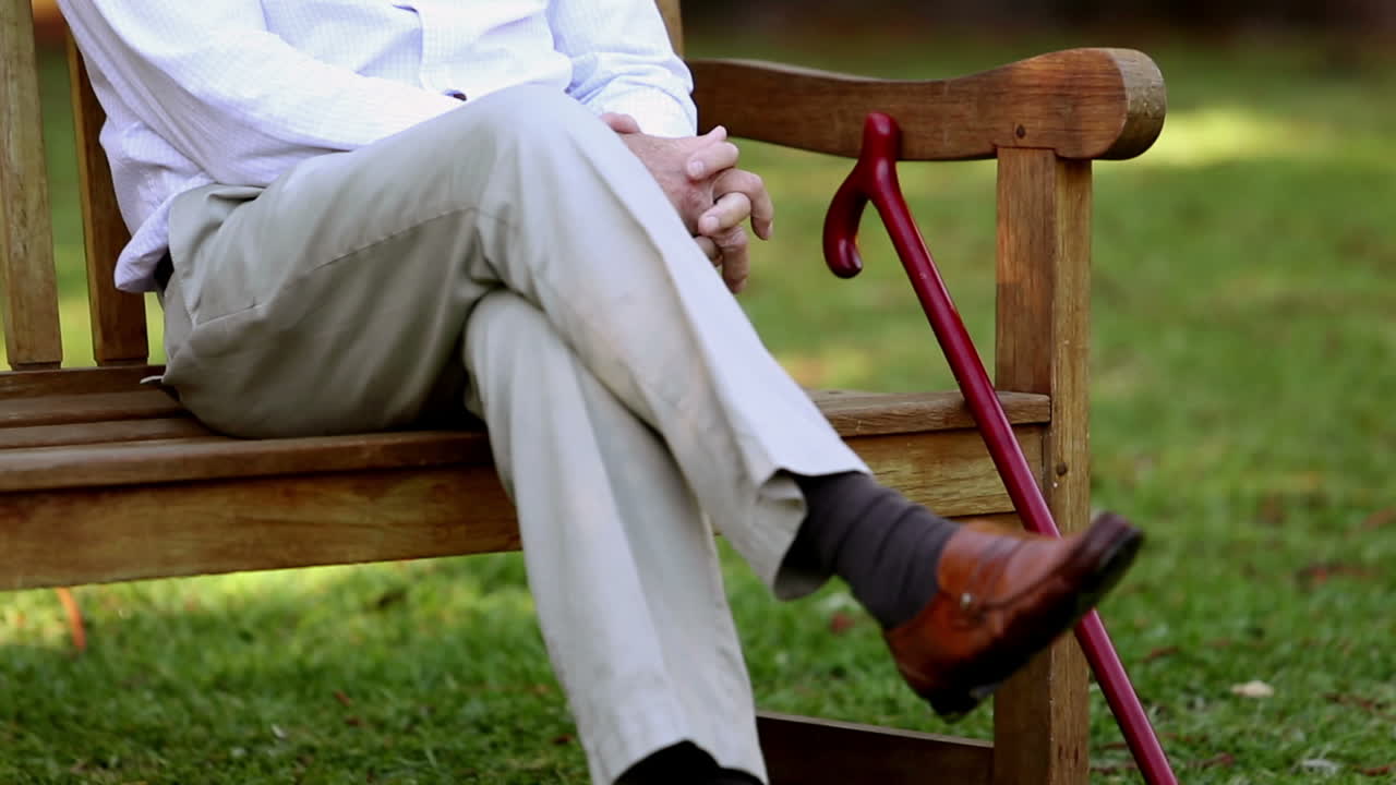 벤치에 앉아 있는 은이