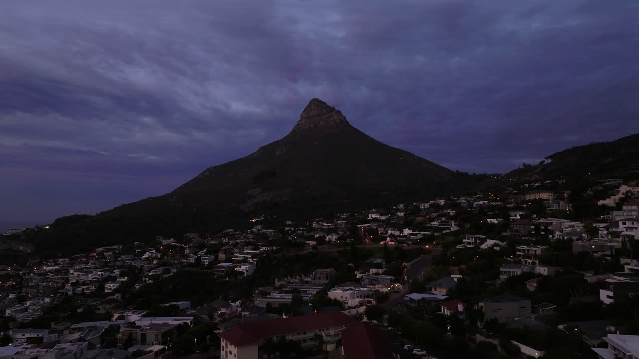 fotografía aérea del monte cabeza de león al crepúsculo en ciudad del cabo, sudáfrica.