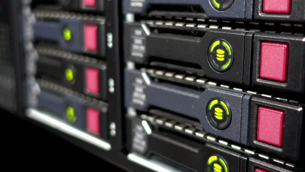 estantes de almacenamiento con muchos discos duros en la habitación del centro de datos. hdd sata