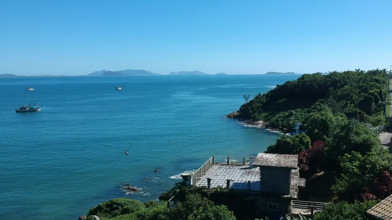 화창한 날 산타 카타리나 해안 오스 브라질 언덕의 드론 영상