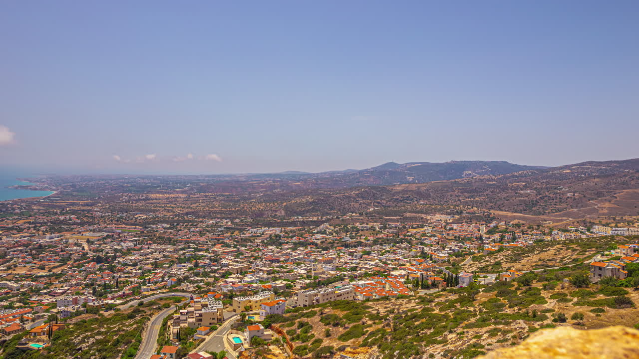 timelapse de la ciudad en chipre con nubes cirrus en el cielo contra el cielo azul en el mediterráneo
