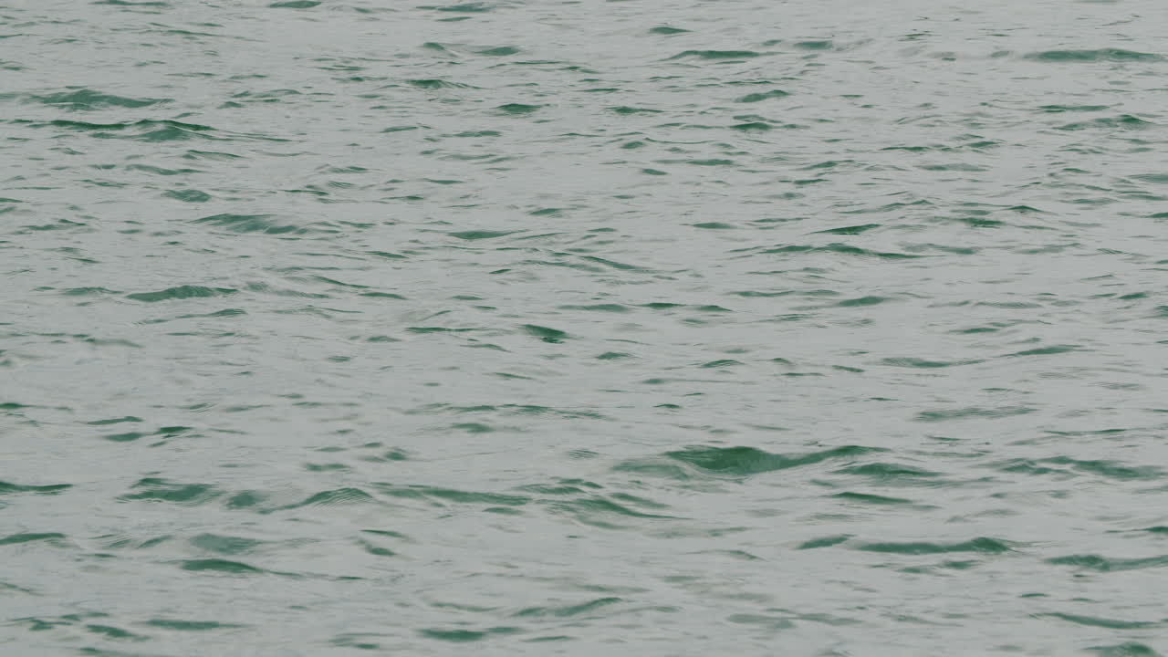 mar azul o superficie de agua azul