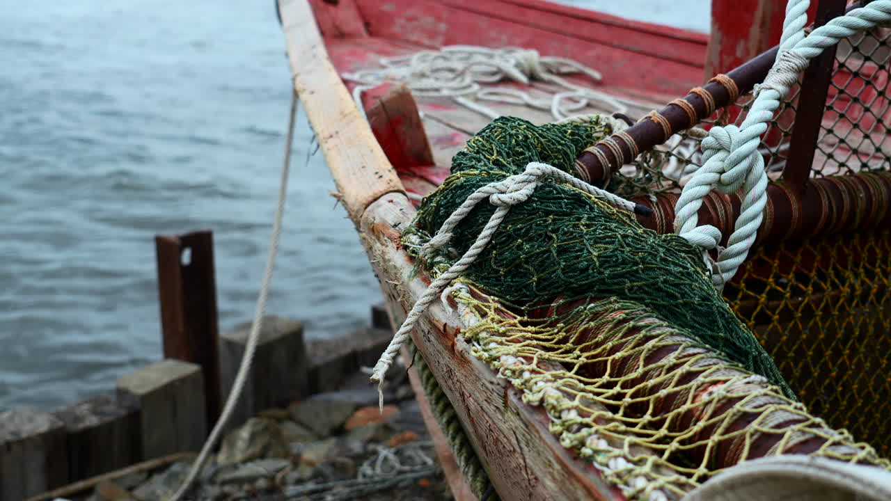 barco de pesca en el muelle con red de pesca
