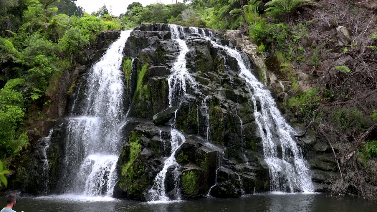 toma lenta y amplia de las cataratas owharoa cerca del desfiladero de karangahake en la península de coromandel de la isla norte de nueva zelanda