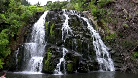 Toma-Lenta-Y-Amplia-De-Las-Cataratas-Owharoa-Cerca-Del-Desfiladero-De-Karangahake-En-La-Península-De-Coromandel-De-La-Isla-Norte-De-Nueva-Zelanda