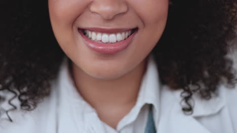 Primer-Plano-De-Cara,-Boca-Y-Ojos-De-Mujer-Con-Rizado