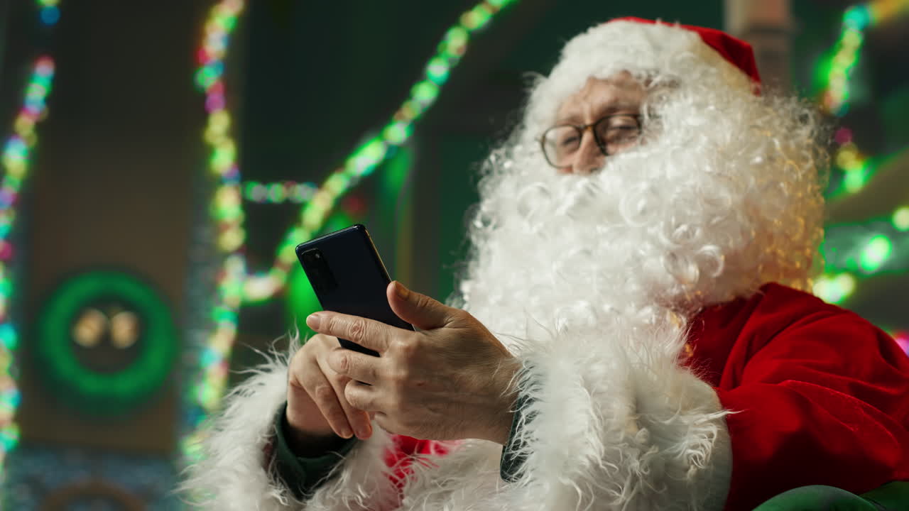 스마트폰을 사용하는 산타클로스