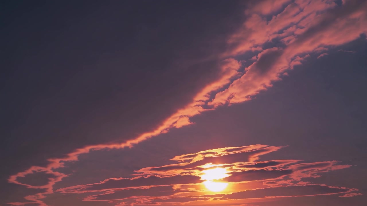 Goldener Sonnenuntergang mit dramatischen Wolken am Himmel