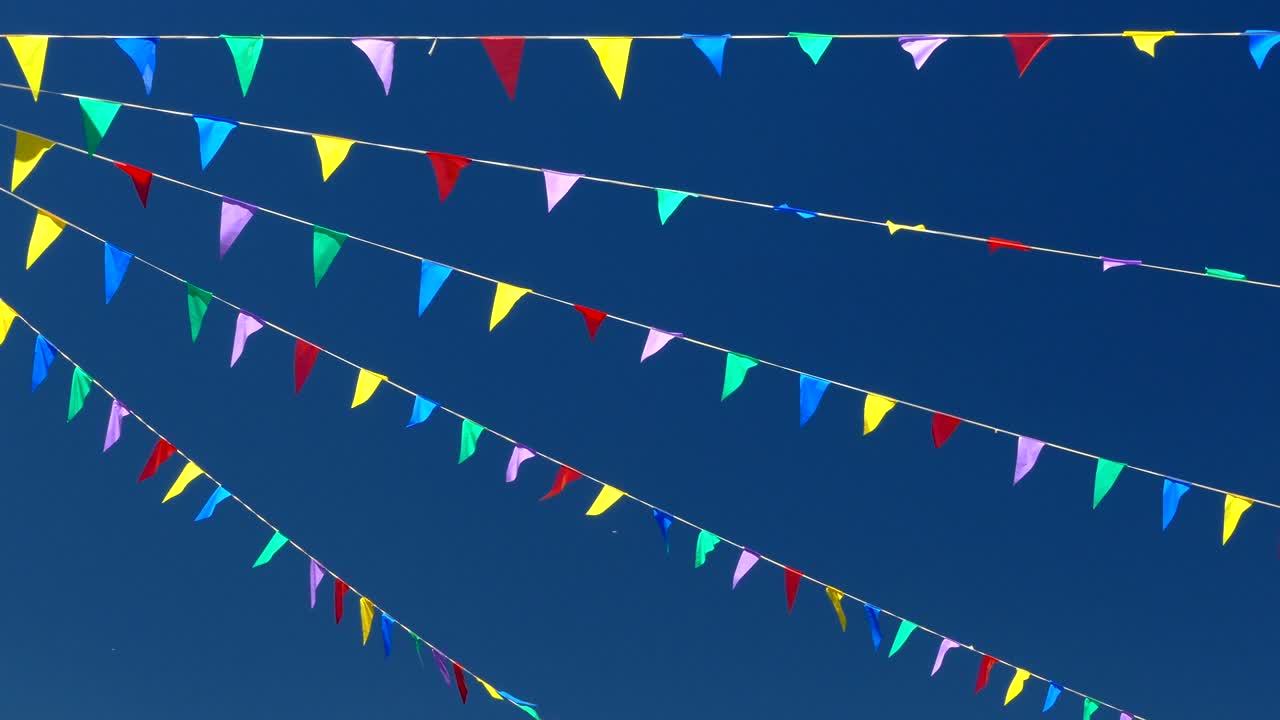banderas multicolores en el cielo azul.