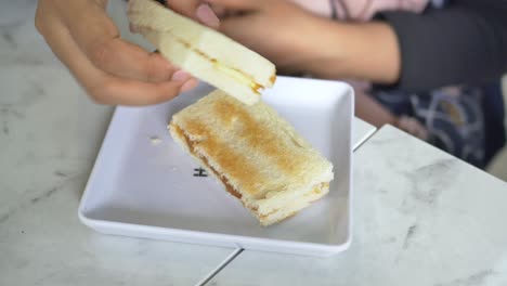 Handpflücken-Sie-Einen-Kaya-Toast-Von-Oben