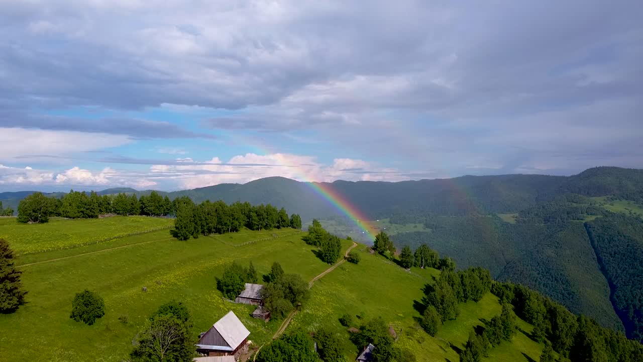 doble arco iris apareció después de la tormenta en las montañas