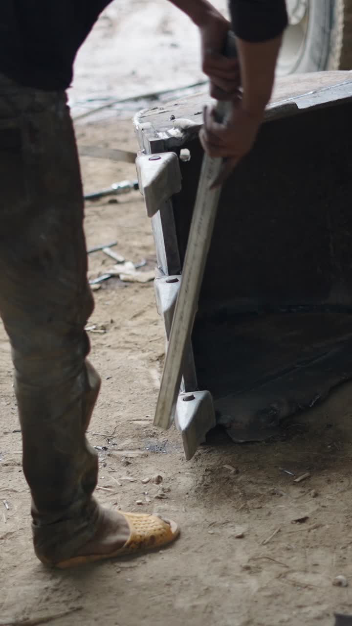 Primer plano de un cubo metálico siendo medido