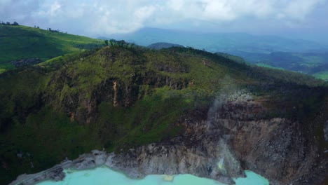 cráter blanco o kawah putih lago de azufre en el oeste de java, indonesia - foto aérea