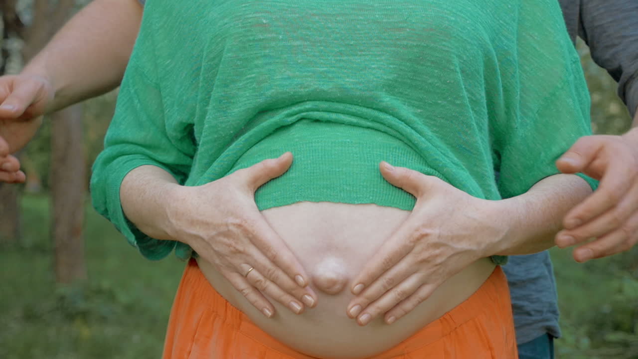 그들은 그들의 아기를 사랑합니다.