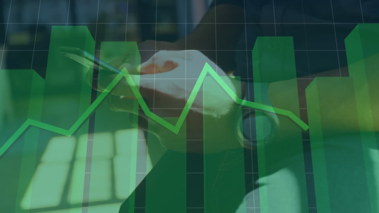 animación del procesamiento de datos con línea verde sobre el hombre usando teléfono inteligente.