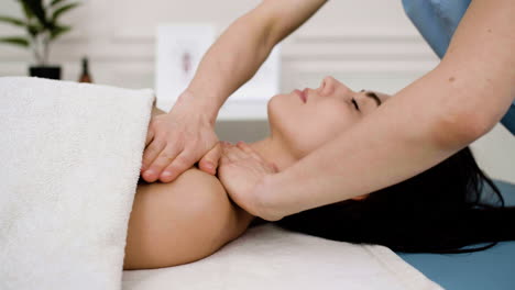 Frau-Erhält-Eine-Massage