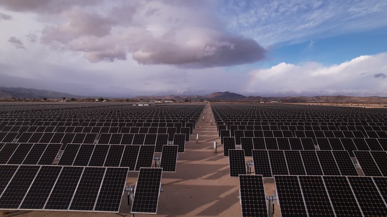 vista aérea hacia adelante sobre el campo de paneles solares
