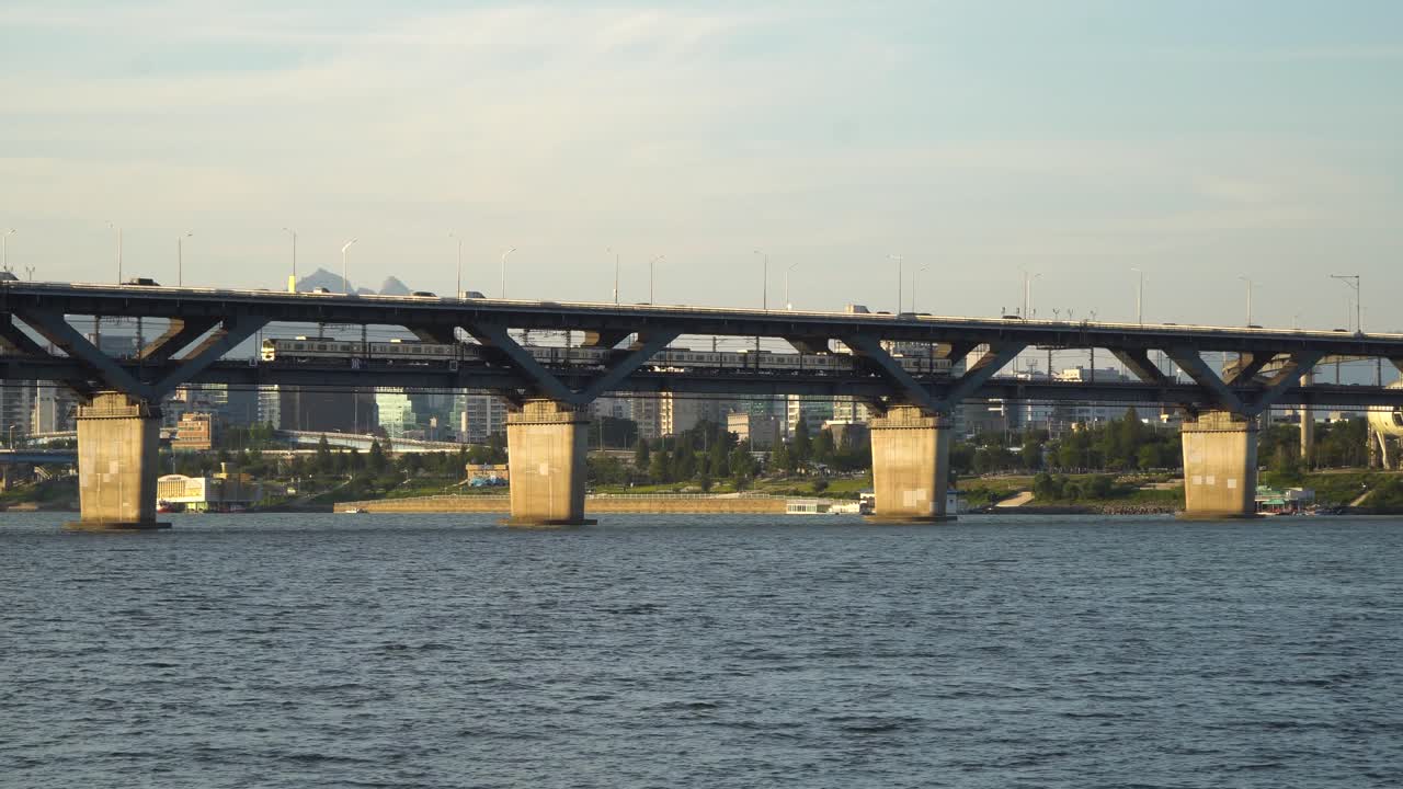 서울의 한강을 가로지르는 자동차와 지하철이 있는 듀플렉스 브리지 청담