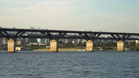 Duplex-Brücke-Cheongdam-Mit-Autos-Und-U-Bahn,-Die-Den-Han-Fluss-In-Seoul-überquert