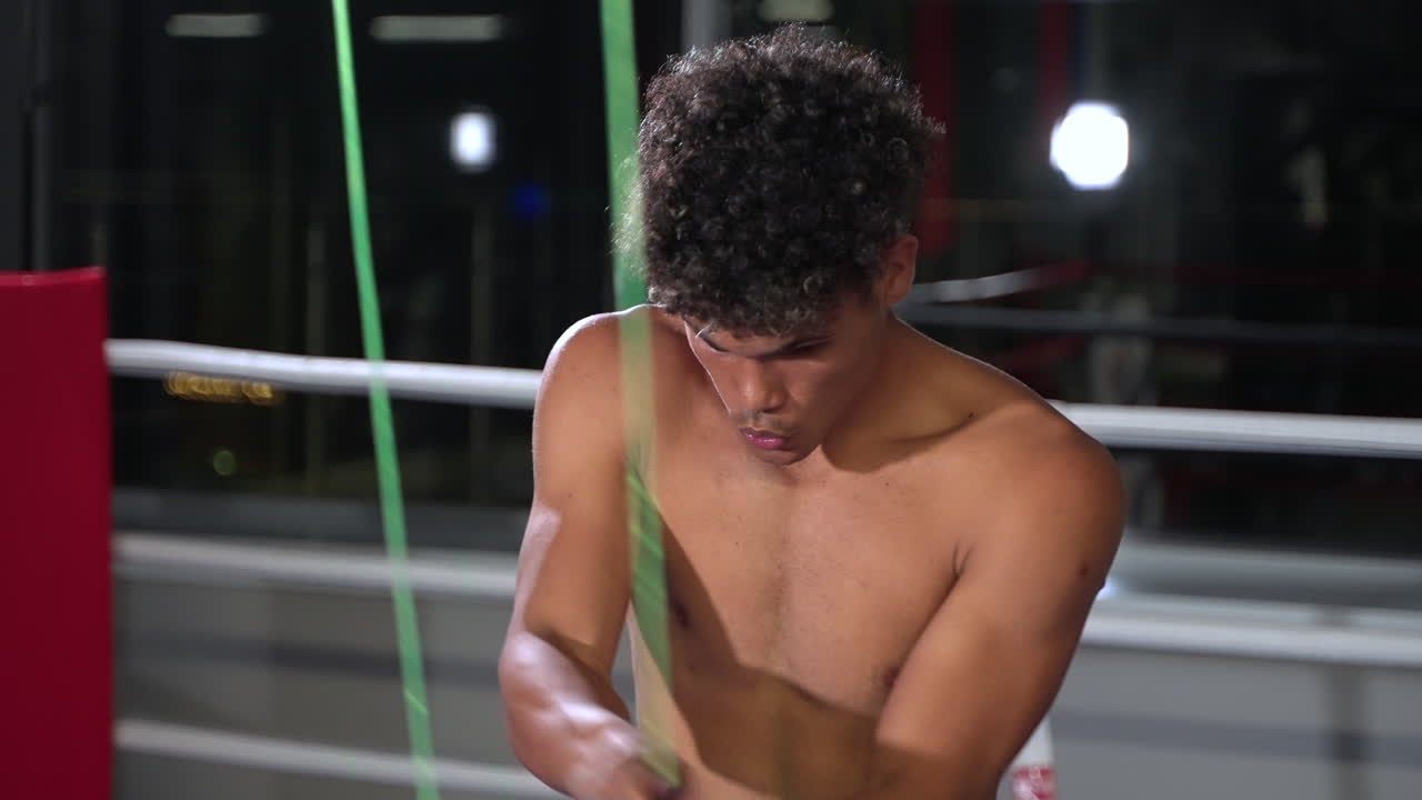 젊은 권투 선수가 점프 로프로 훈련하고 있습니다.