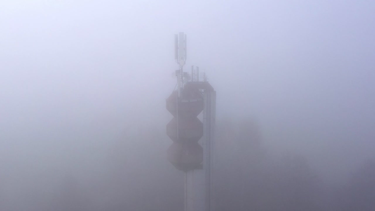 antenas de torre de telecomunicaciones, transmisión de señales en malas condiciones climáticas