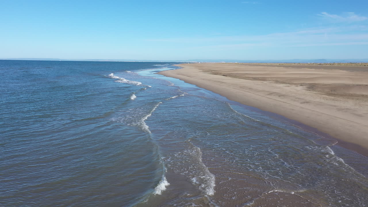 vuelo aéreo cercano sobre el mar mediterráneo disparado playa de espiguette francia